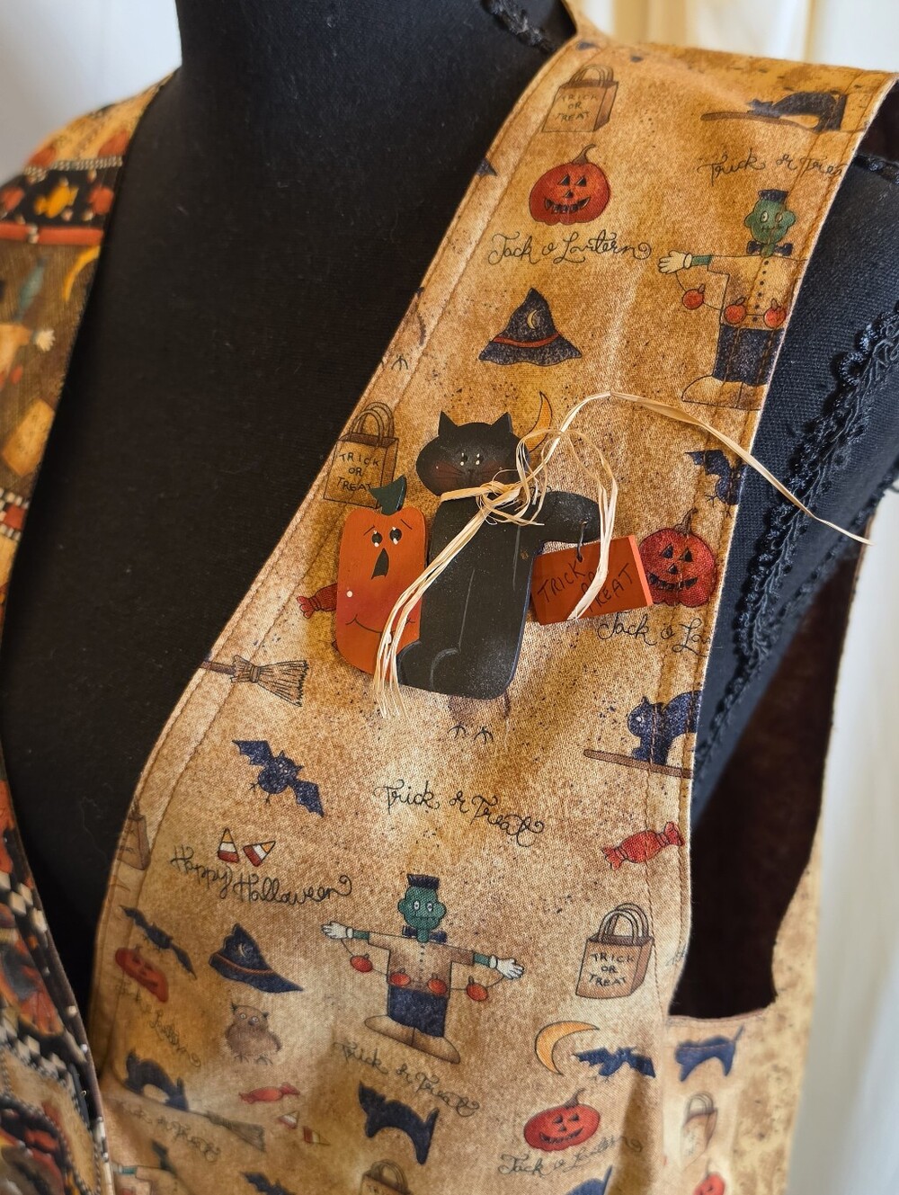 Halloween Patchwork Print Women's Vest - Handmade Cats Pumpkins Witches Sz M - Picture 5 of 7